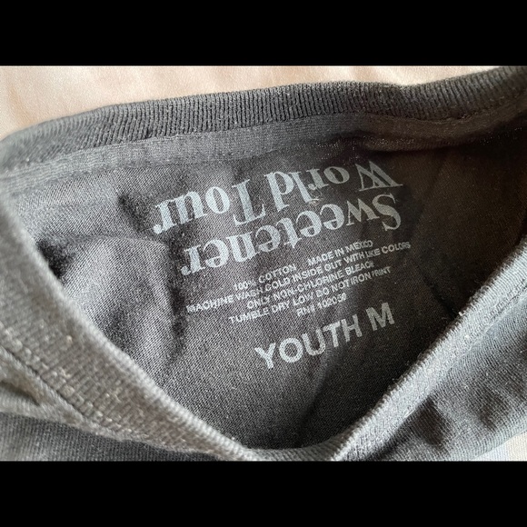 BNWT Ariana Grande concert tshirt - Picture 2 of 3